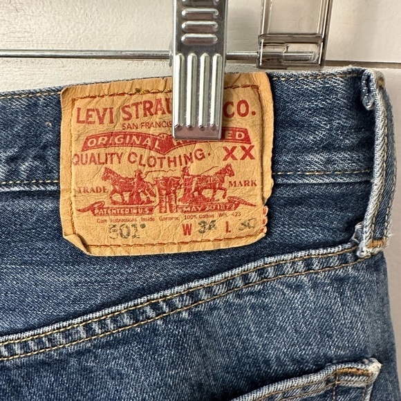 Levi’s woman’s raw hem button-fly boho 70's distressed denim short. 34 - Picture 6 of 7